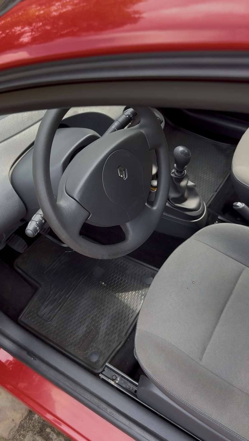 Vorher: Renault Clio Innenraum vor der Innenreinigung